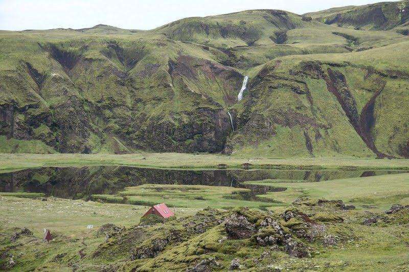 Valle verde con cascada en Islandia